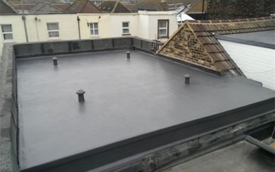 A Closer Look at Fiberglass Flat Roofing: Features and Installation